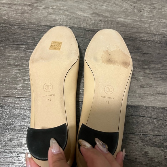 Like New Chanel Heels Beige and Black with pearls - Picture 5 of 13
